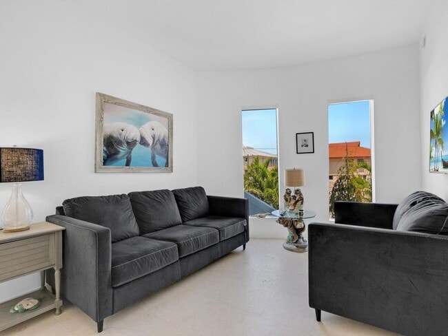 Building Photo - 317 E Seaview Cir