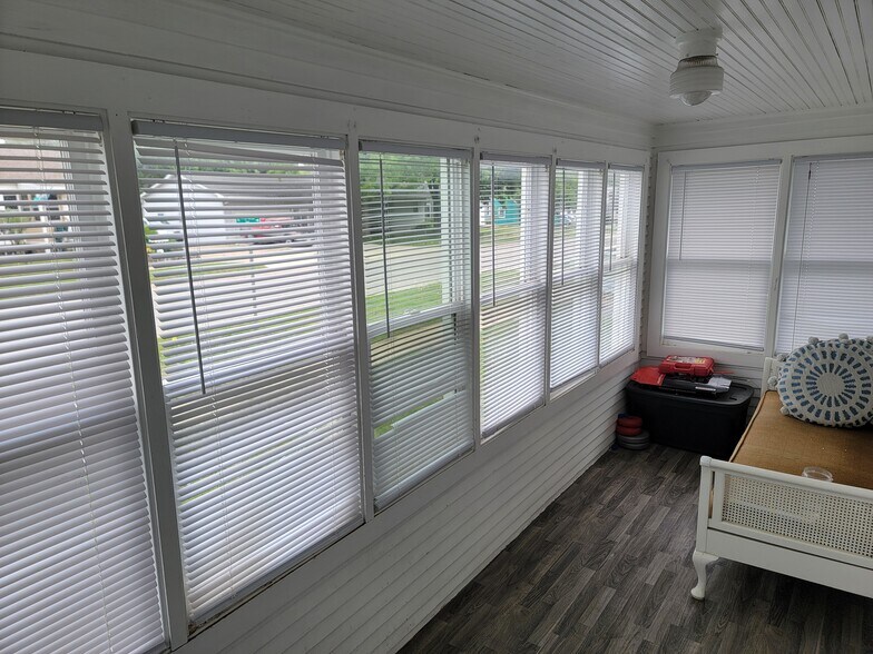 Large Porch - 25 22nd St SE