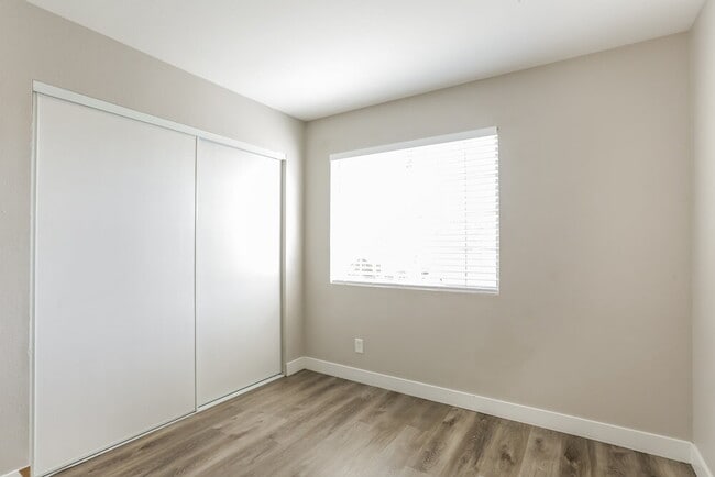 Building Photo - 2435 Sunset Peak St