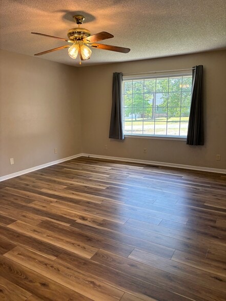 Building Photo - 1040 Wellington Dr
