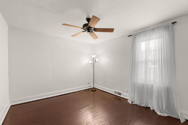 Building Photo - "Charming Brentwood house 2 bedrooms 1 Bathoom, Prime Location!"