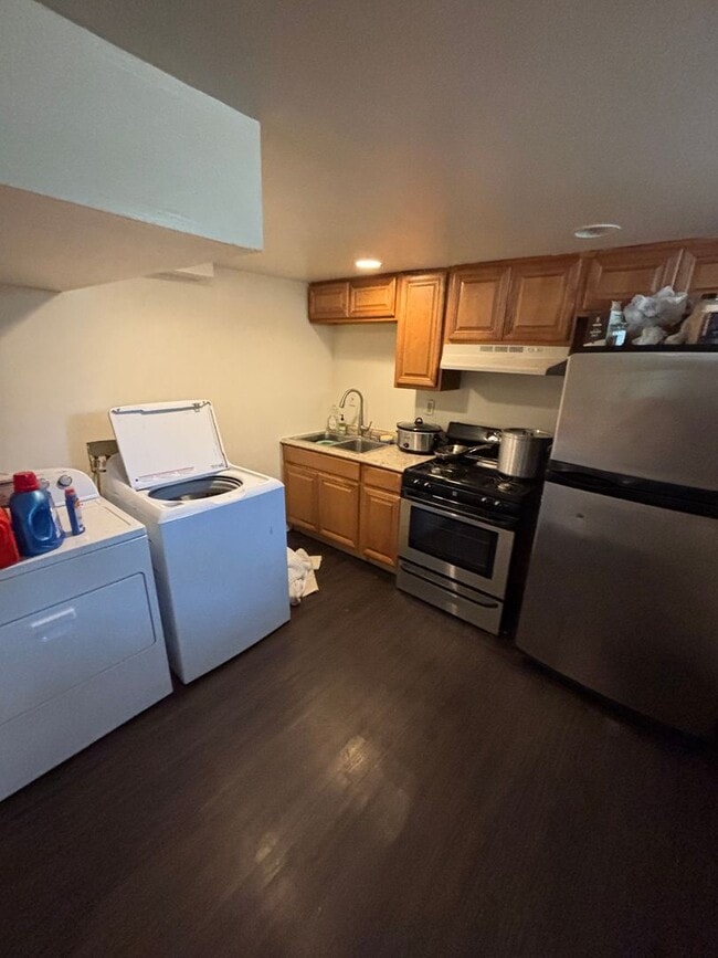 Building Photo - Spacious 3 Bedroom 2 Bath Unit in Northeas...