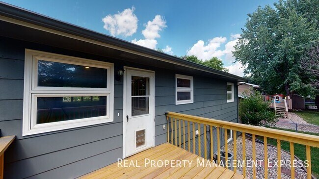 Building Photo - 4 bed 2 bath home with attached garage!