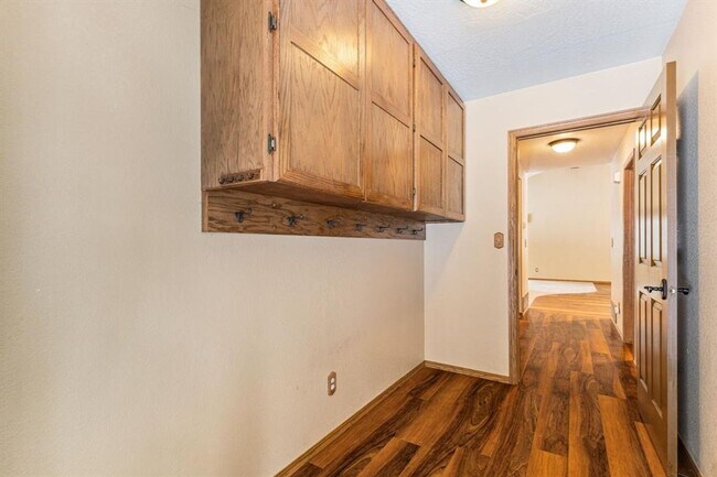 Building Photo - Lolo 4 bedroom, 2 bath, 2,520 Sq. Ft. home...