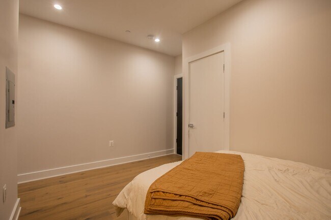 Building Photo - Amazing Studio Condo in Adams Morgan!