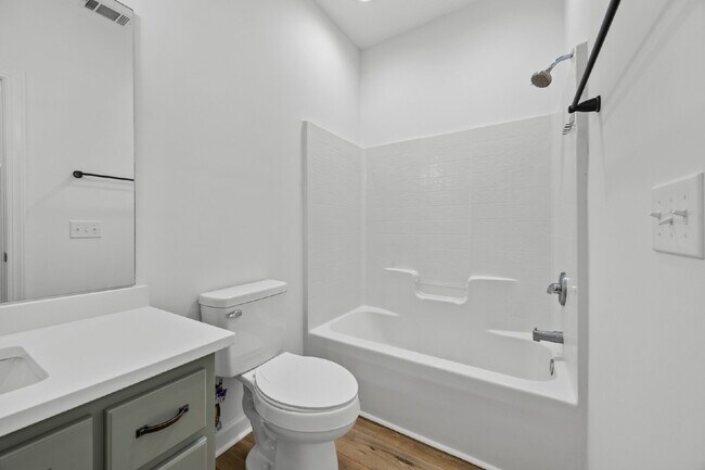 Building Photo - Large townhome in the Desirable Southbridge Community