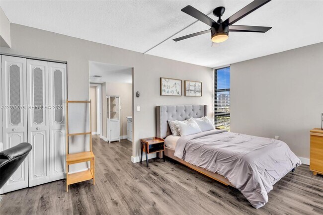 Building Photo - 3375 N Country Club Dr