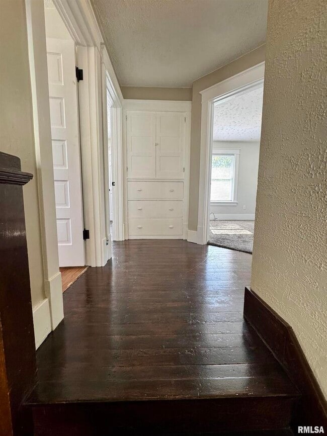 Building Photo - 716 46th St