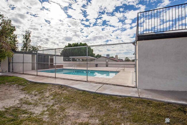 Building Photo - 1414 W Santa Maria Way