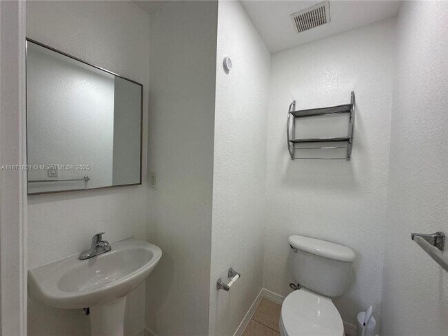 Building Photo - 3 bedroom in Hallandale FL 33009
