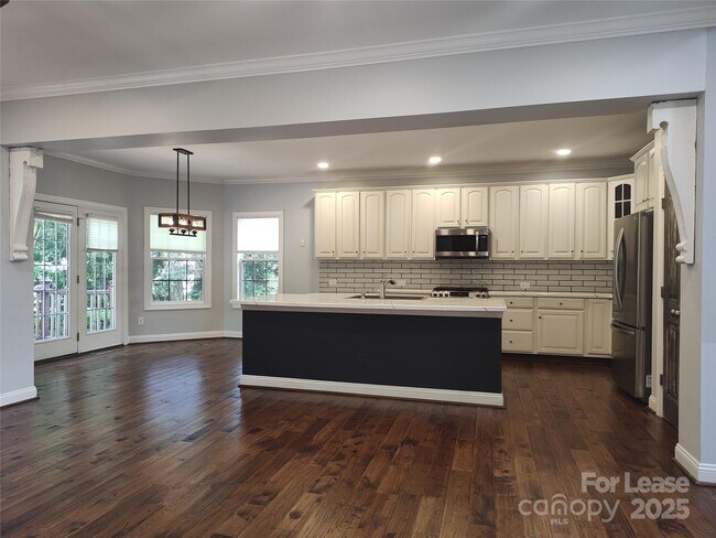 Building Photo - 9009 Hammersley Dr