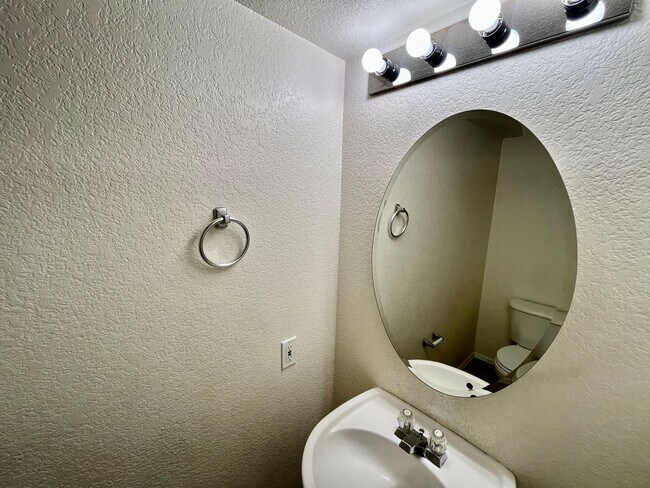 Building Photo - Spacious 4 Bedroom Stetson Hills Home!