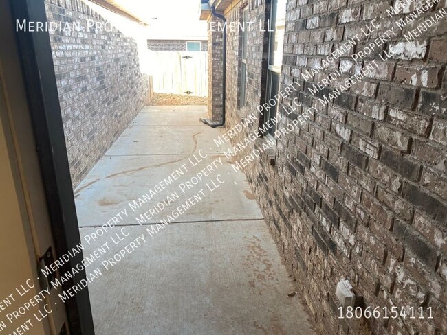 Building Photo - Three bed, Three bath Near TTU