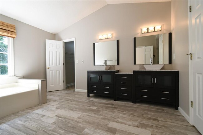 Building Photo - 340 Avebury Ct