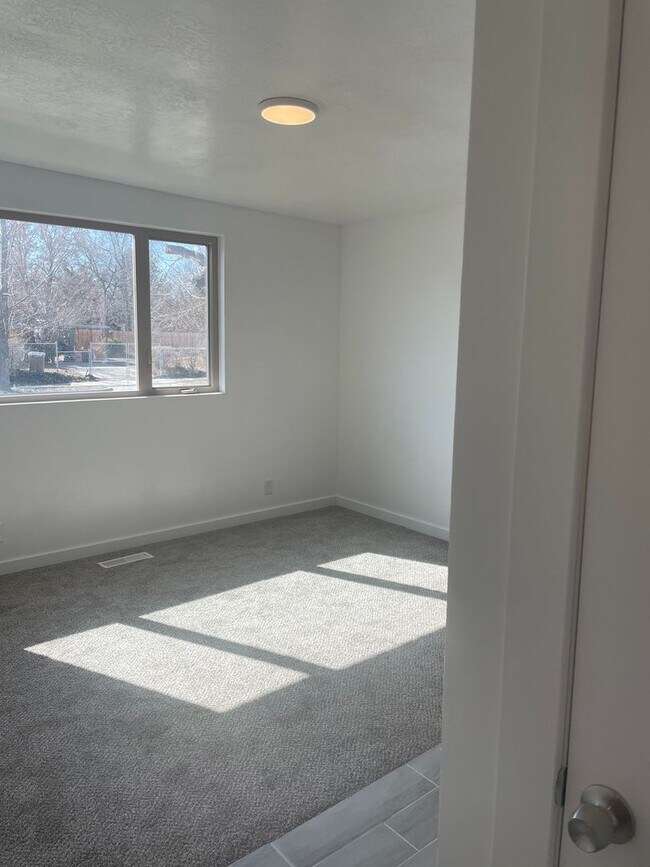 Building Photo - 1142-1144 W 700 S