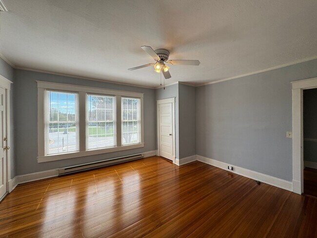 Building Photo - A Great Place to Call Home! Upstairs Apartment for Rent!!