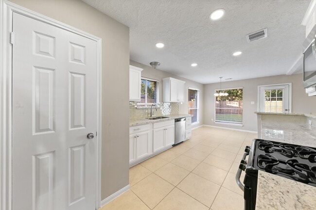 Building Photo - 802 Foxglove Dr