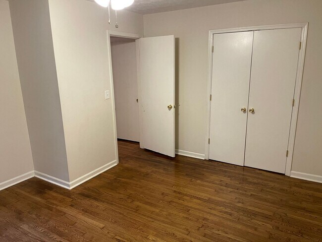 Building Photo - Large 3 bedroom, 2 bath Floral Park Home.