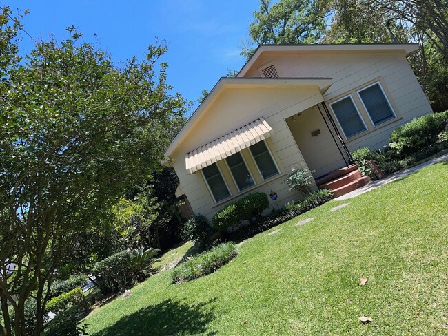 Building Photo - 2 bedrooms 1 bath - Large Yard