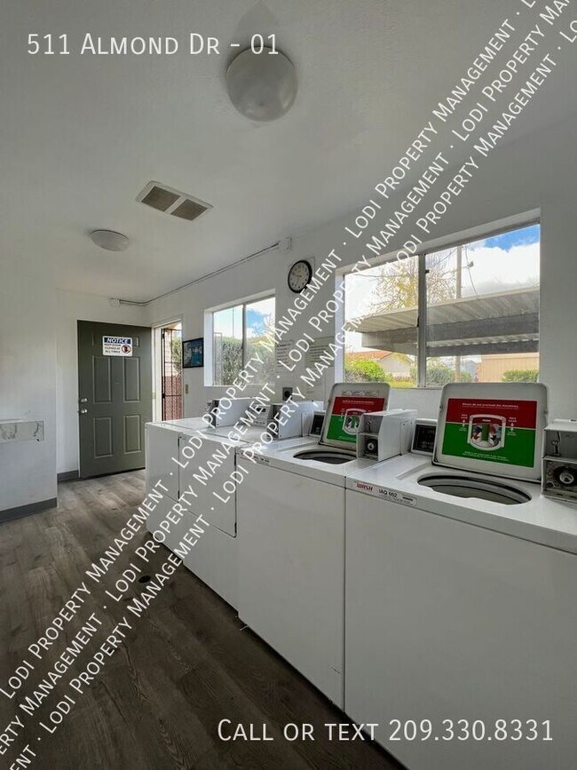 Building Photo - 511 Almond Dr