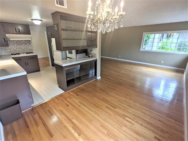 Building Photo - 1001 N Ave 67