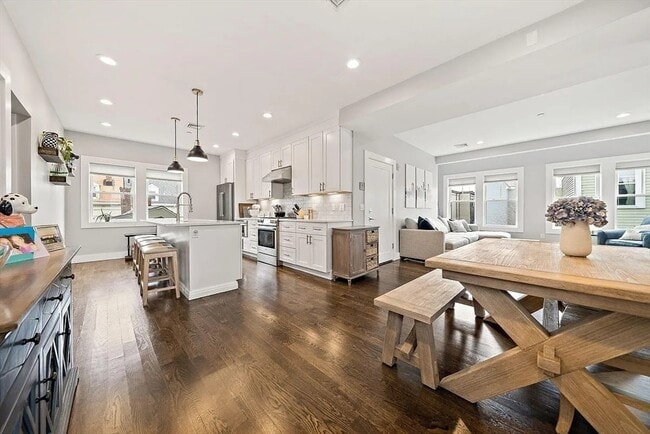 Building Photo - 230 Bowen St