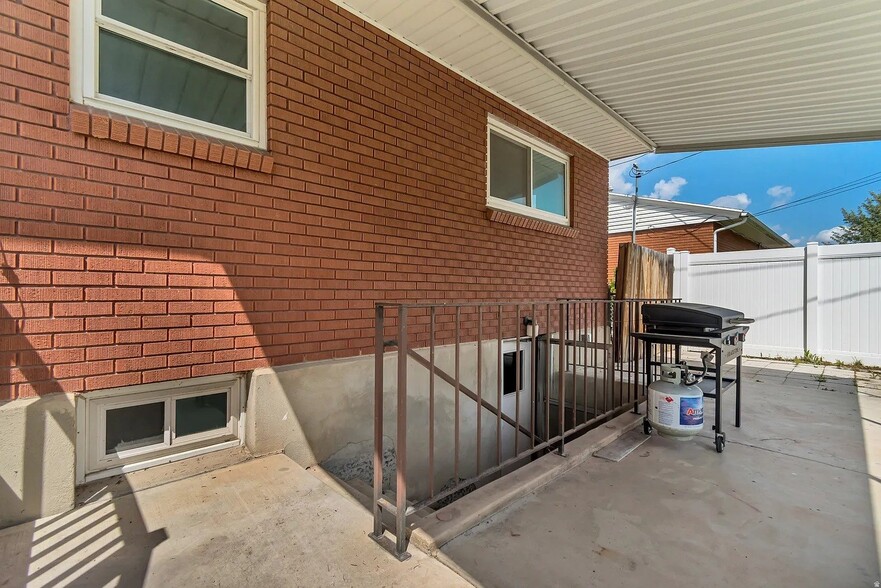 Building Photo - 8947 S 500 E