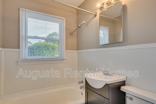 Building Photo - 128 E Hall St