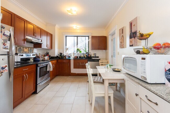 Building Photo - Big and Beautiful Apartment at an Unbeatable Price in Allston; Heat/HW Incl!