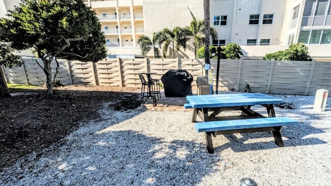 Building Photo - 2 BED 1 BATH CONDO ON SIESTA KEY **ALL UTILITIES/WIFI INCLUDED**
