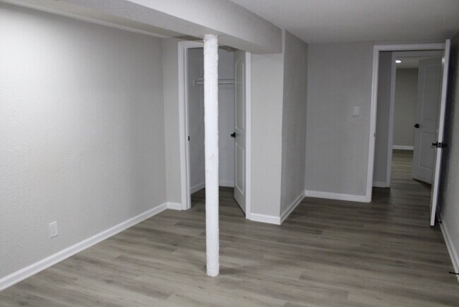 Building Photo - Spacious 5 Bedroom and 2 full bath home in...