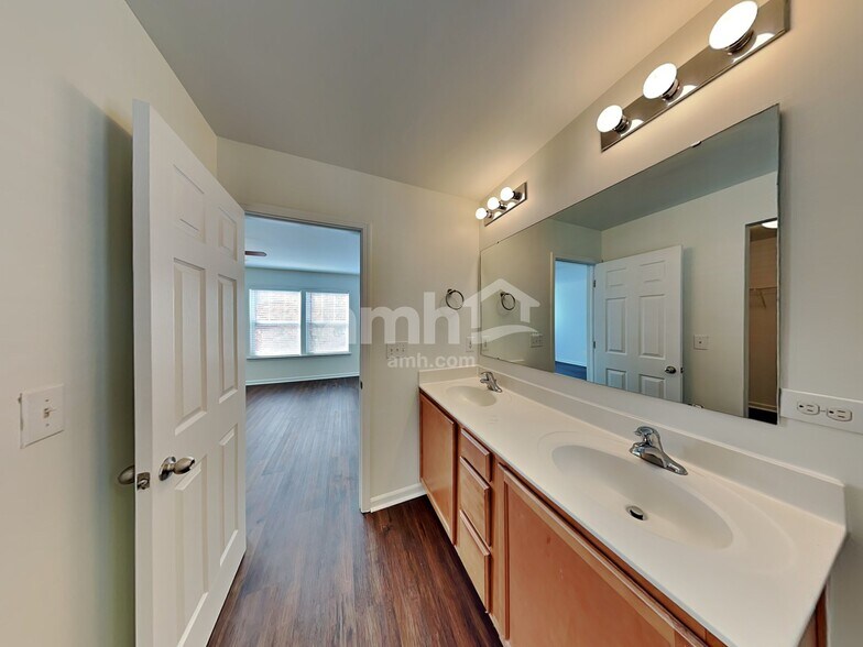 Building Photo - 9907 Fernspray Rd