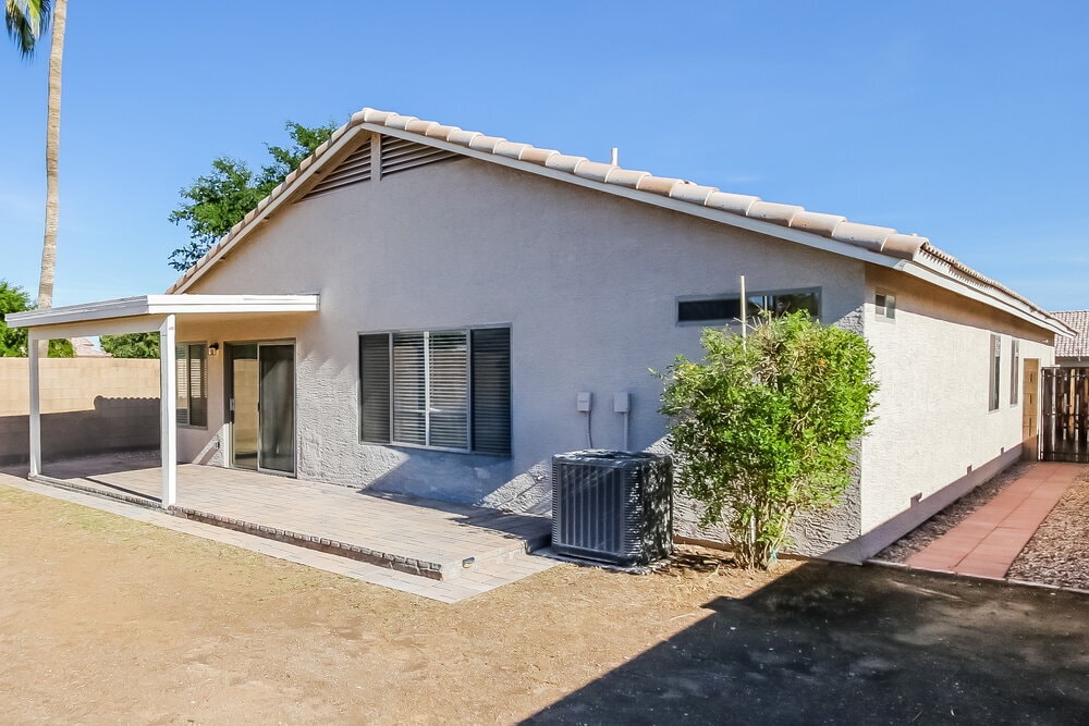 Building Photo - 15550 N Naegel Dr