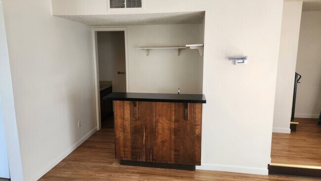 Building Photo - Updated 2 bedroom 2 bathroom condo