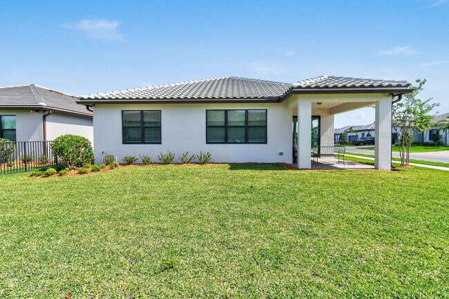 Building Photo - 758 SE Courances Dr