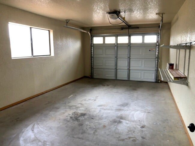 Building Photo - Cute 2 Bedroom Home w/ Garage Near Golf Co...