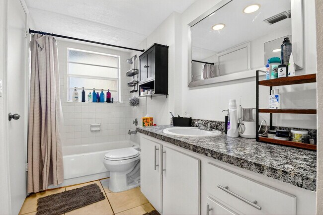 Building Photo - 1630 Embassy Dr