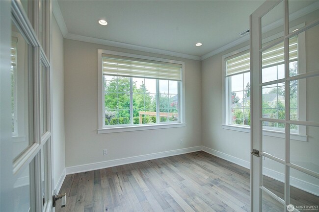 Building Photo - 5Bd/4Ba Bellevue House