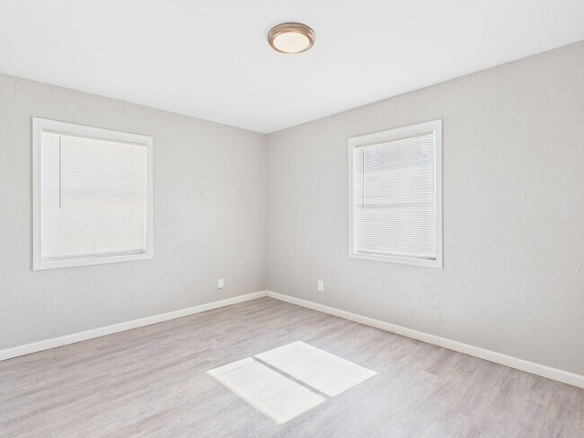 Building Photo - ~ALL BILLS PAID! 2 bedroom Duplex for rent! ~