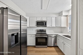 Building Photo - 4915 Baymeadows Rd