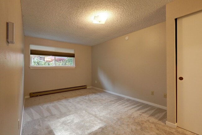 Building Photo - Large 2bd, 1.75ba Condo Available in Perfect Bellevue Location!