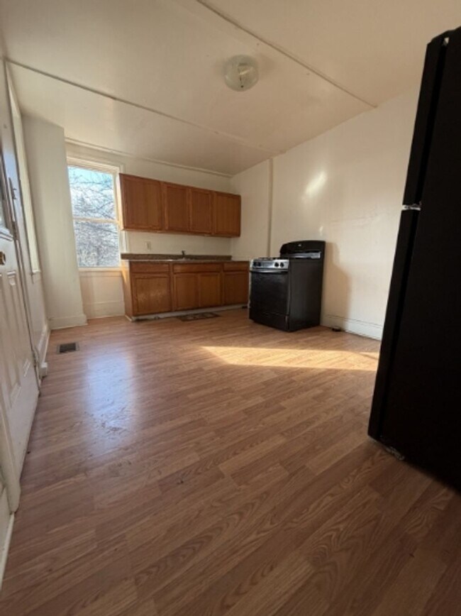 Building Photo - AVAILABLE FOR SHOWING 3!!! BR/1 BA. Promotion - $500 off first month rent!!