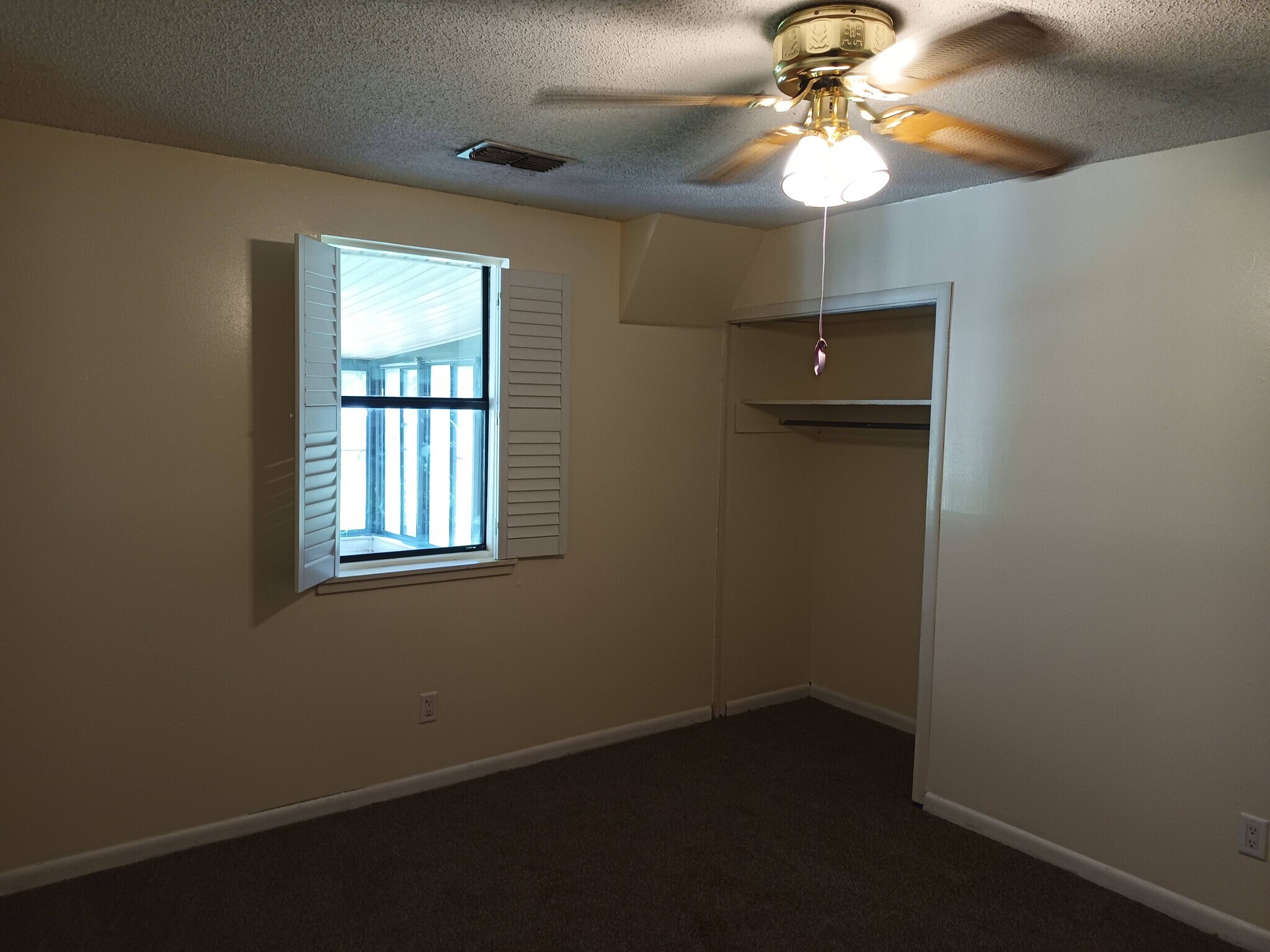 Building Photo - 471 Logan Ave