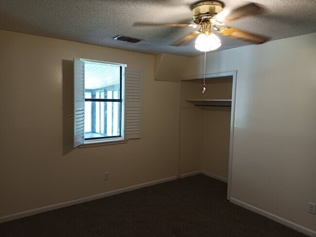 Building Photo - 471 Logan Ave