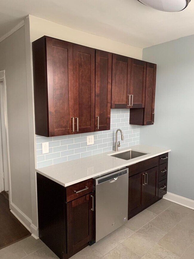 Building Photo - East Edgewater One Bed/One Bath ~ Heat Inc...