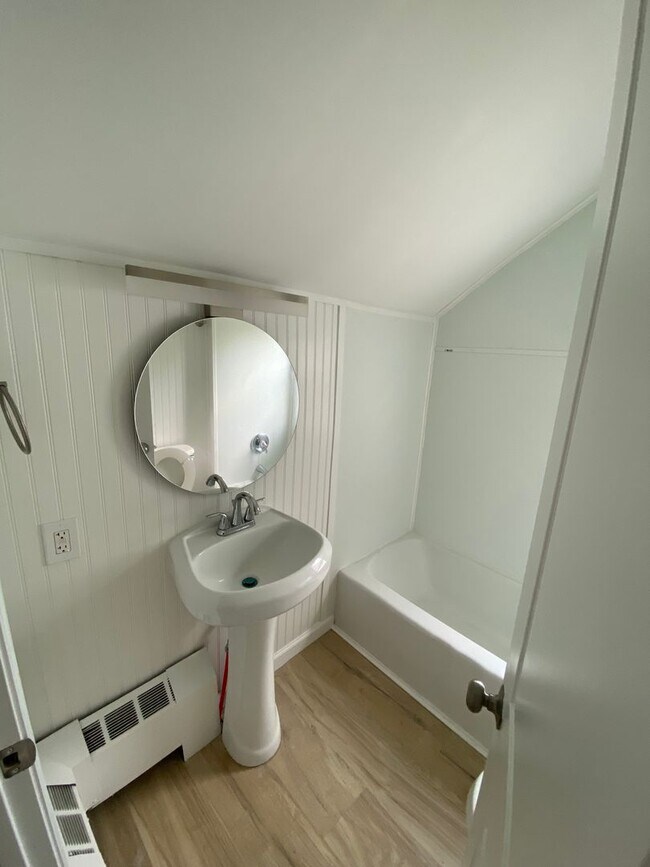 Building Photo - Cozy Renovated 2-Bedroom Home in Emmaus – ...