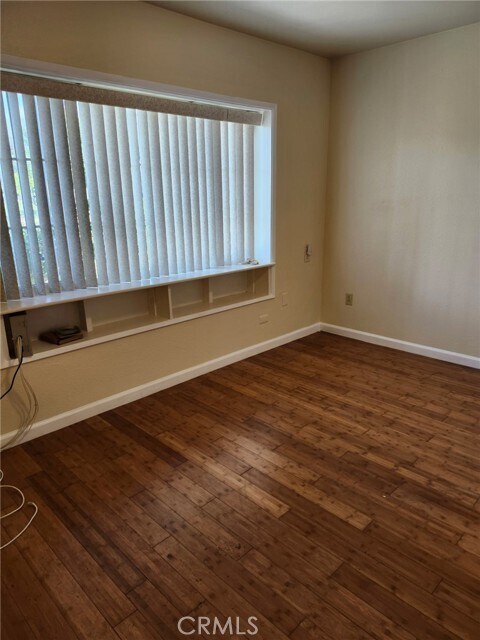 Building Photo - 628 W Floral Dr