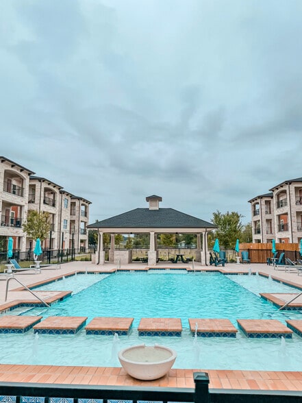 Building Photo - Avanti Legacy Valor Heights