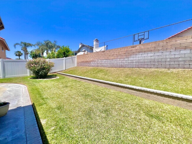 Building Photo - Spacious 5-Bed, 3-Bath Home in Rialto – Ve...