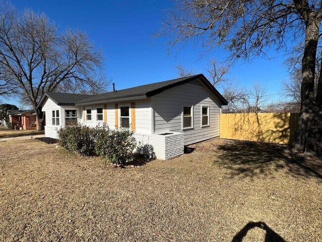 Building Photo - 411 Hillcrest St